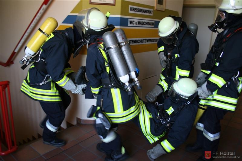 Bild 16 von 29 Ein verunfallter Atemschutzgeräteträger wird von seinen Kameraden gerettet.