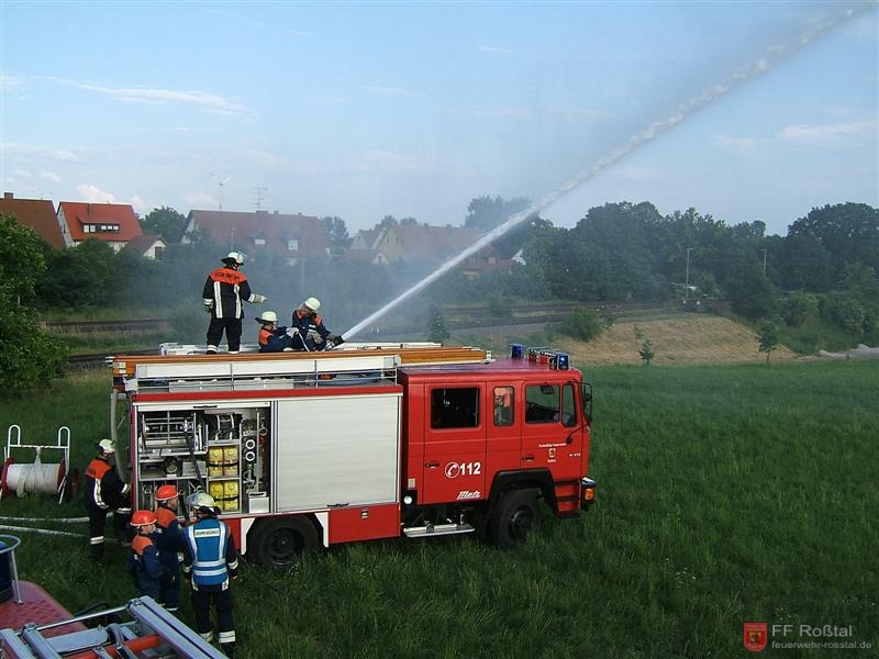 Bild 16 von 26 Flächenbrand: Wasser aus vollen Rohren