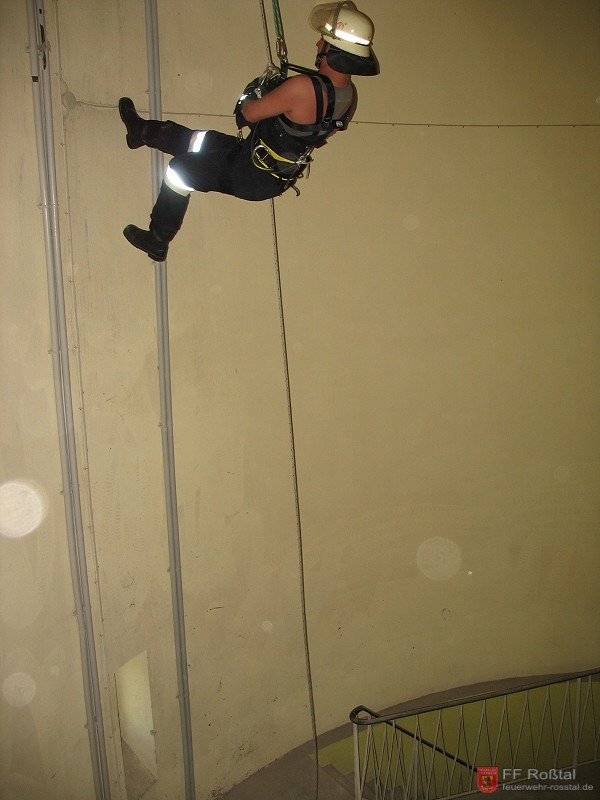 Bild 2 von 15 Abseilübung im Wasserturm, Höhe ca. 10 Meter