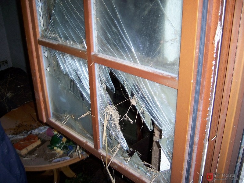 Bild 11 von 12 Durch Wassermassen zerbrochenes Fenster 