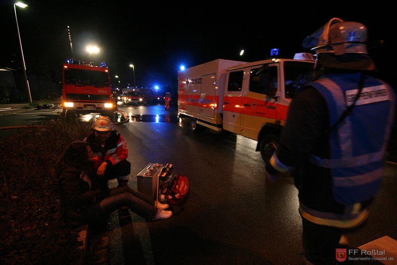 Bild 7 von 26 Die ersten Verletzten werden vom Rettungsdienst versorgt