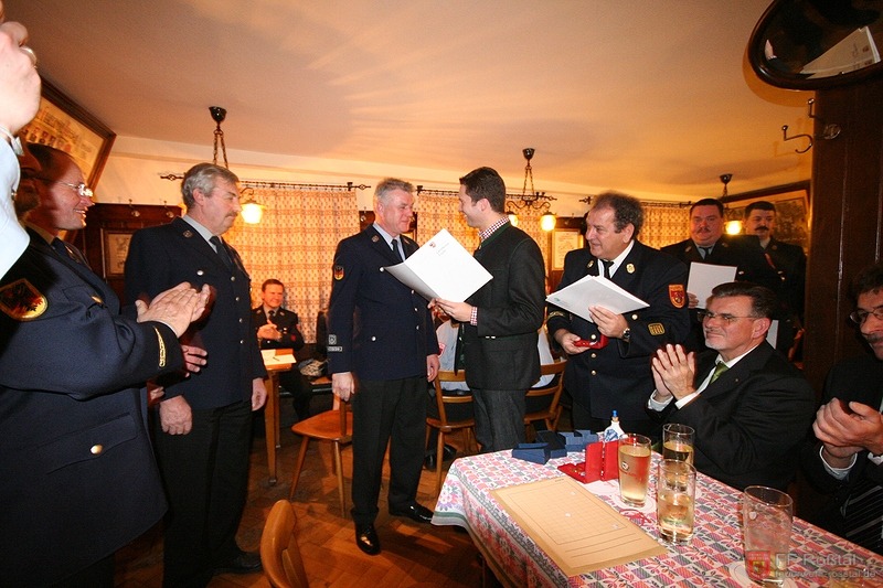 Bild 2 von 9 Landrat Matthias Dießl und Kreisbrandrat Dieter Marx gratulieren für langjährigen aktiven Feuerwehrdienst.