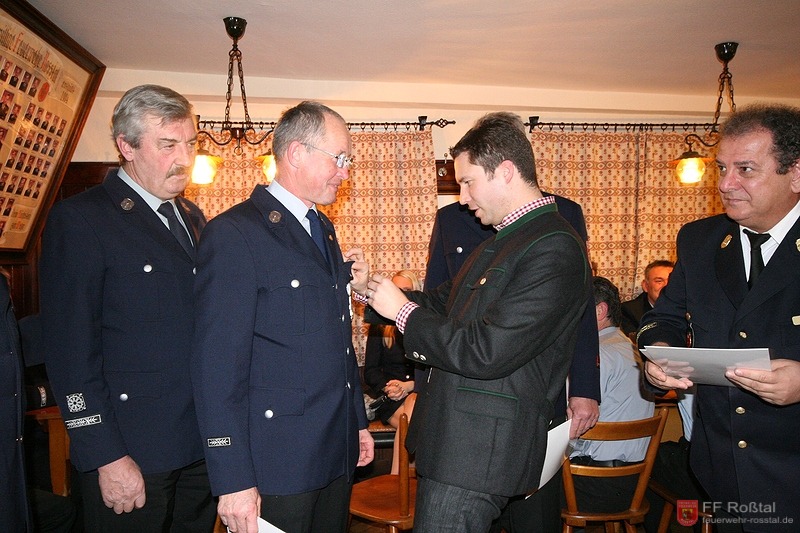 Bild 3 von 9 Für 40 Jahre aktiven Feuerwehrdienst wird Gerhard Drach (2. v.l.) vom Landrat ausgezeichnet.