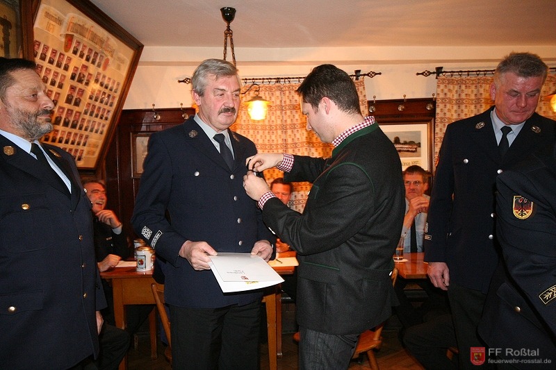 Bild 4 von 9 Johann Rutsch erhält die Auszeichnung für 40 Jahre aktiven Feuerwehrdienst.