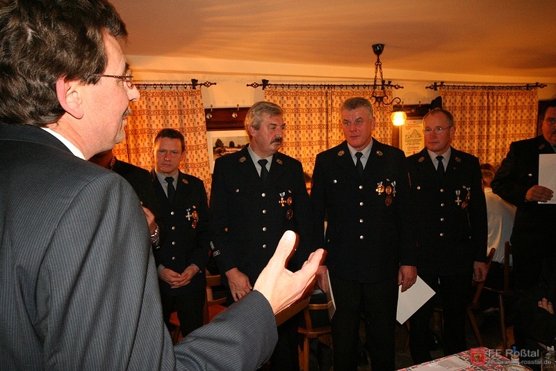 Bild 6 von 9 Zu den Gratulanten gehört selbstverständlich auch der oberste Dienstherr der FFw Roßtal, Bürgermeister Johann Völkl (hier bei seiner Ansprache).