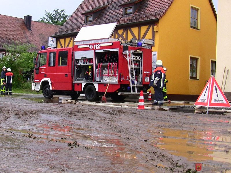 Bild 1 von 1 Das Wasser auf der Buchschwabacher Hauptstraße ging schnell zurück, der Schlamm blieb.