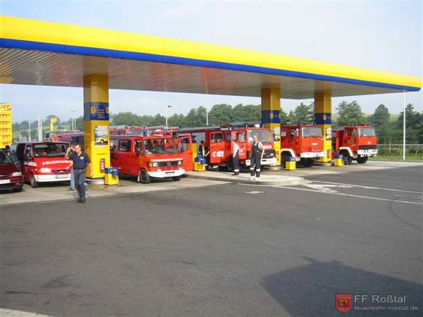 Bild 4 von 11 Rast und Betankung der Fahrzeuge an einer Tankstelle.(c) FF Cadolzburg