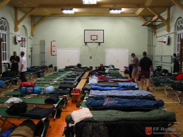 Bild 11 von 11 Nur die Helfer vom Lkr. Fürth übernachteten in einer Turnhalle.(c) FF Cadolzburg