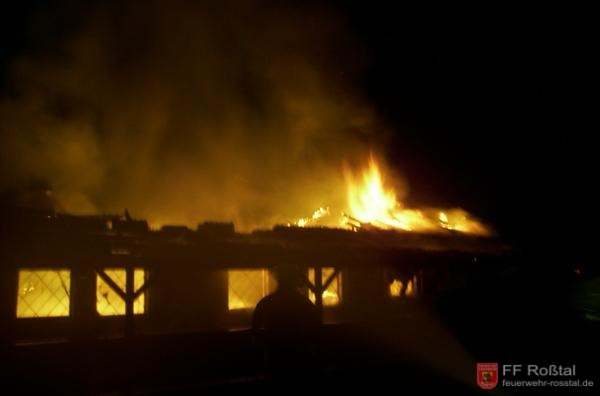 Bild 2 von 12 Ein Großteil des Daches ist bereits abgebrannt. 