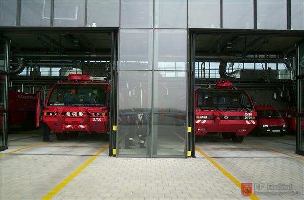 Bild 4 von 10 Der Traum eines jeden Feuerwehrmannes. Ca. 1000 PS hat jedes dieser Fahrzeuge.