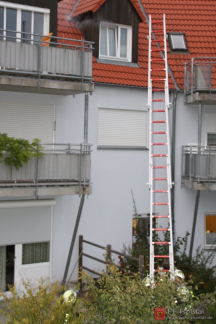 Bild 3 von 40 Der Löschangriff erfolgt nicht nur über das Treppenhaus sondern zusätzlich über Steckleitern
