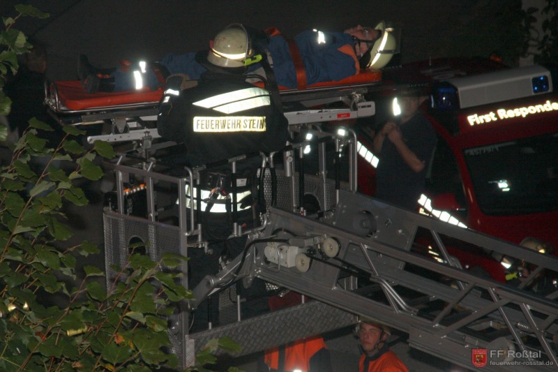 Bild 17 von 40 Ein schwer beeinträchtigter Bewohner (auch hier ein Statist der Feuerwehr) wird auf der Trage mit der Drehleiter gerettet.