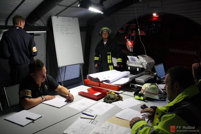 Bild 20 von 40 Die Unterstützungsgruppe Örtlicher Einsatzleiter (UG-ÖEL) arbeitete keinem "Örtlich vorbestimmten Einsatzleiter" zu sondern der "normalen" Feuerwehreinsatzleitung
