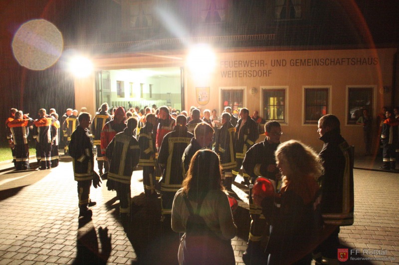 Bild 30 von 40 Die Einsatzkräfte vor dem Weitersdorfer Feuerwehrhaus