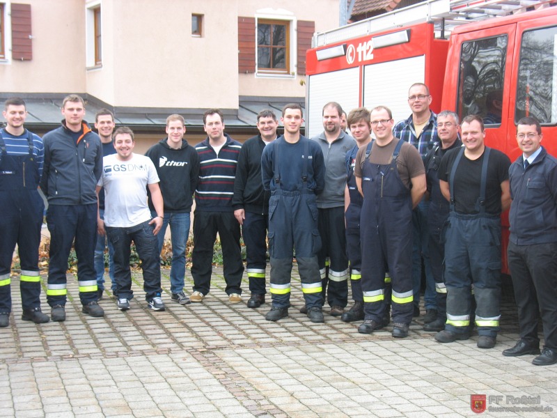 Bild 1 von 4 Die 14 Teilnehmer zusammen mit Lehrgangsleiter Kreisbrandmeister Armin Betz (7. v.l.) und KBM Frank Bauer (rechts)