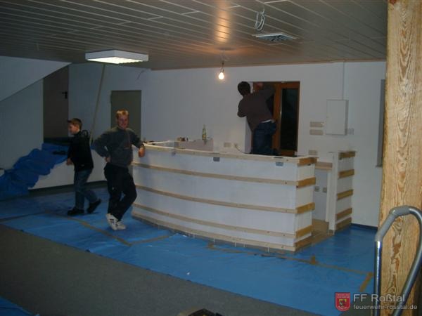Bild 10 von 13 November 2002: Innerhalb nur eines Monats wurde der Raum fast komplett eingerichtet. Es wurde Teppich verlegt, die Heizung installiert und eine Bar gemauert. Der Raum ist nun fast fertig, nur die Einrichtung fehlt noch.