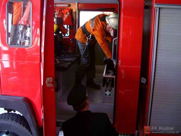 Bild 7 von 14 Feuerwehr-Anwärter beim Überprüfen ob der Verbandskasten auch wirklich am angegeben Ort ist.