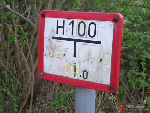 Bild 10 von 14 Nach diesen Angaben (gelbe Kreide), befindet sich der zu suchende Hydrant 10 Meter nach hinten und 2 Meter nach links vom Schild entfernt.