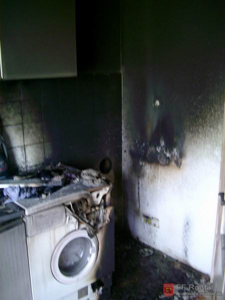 Bild 2 von 2 Die Waschmaschine neben dem Trockner wurde stark beschädigt. 