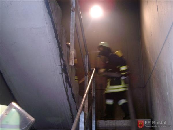 Bild 2 von 20 Brandhaus: Das Legen einer Schlauchreserve im beengten Treppenhaus war nicht einfach.