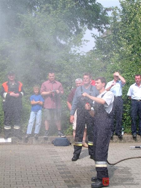 Bild 5 von 20 Brandübungscontainer: Bevor es richtig los geht, muss jeder Teilnehmer das richtige Löschen mit dem Hohlstrahlrohr üben.