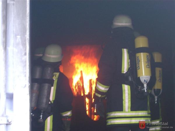 Bild 7 von 20 Brandübungscontainer: Das Feuer wird entzündet, noch ist es relativ kalt.