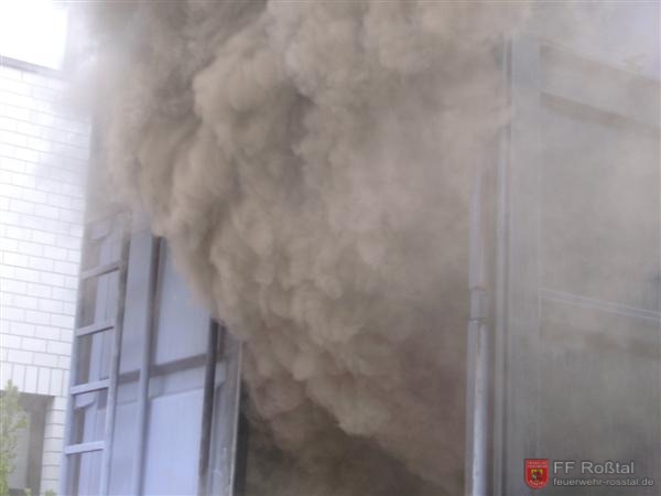 Bild 9 von 20 Brandübungscontainer: Dicker pulsierender Rauch kommt aus der gerade noch verschlossenen Tür.