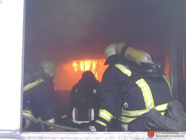 Bild 10 von 20 Brandübungscontainer: Die Rauchuntergrenze ist gut zu sehen.