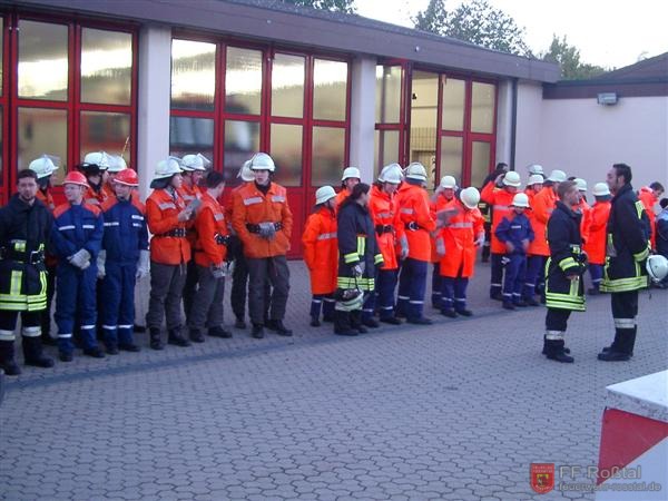 Bild 1 von 10 Antreten der Jugendlichen vor dem Feuerwehrhaus der FF Heilsbronn. 17 Jugendliche aus Heilsbronn und 11 aus Roßtal nehmen an der Übung teil.
