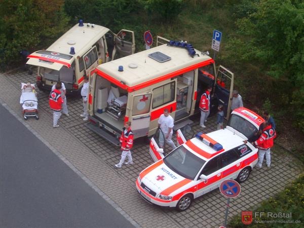 Bild 6 von 15 Die BRK Bereitschaft Roßtal mit ihrem Krankenwagen (links) sowie ein Rettungswagen und ein Notarztfahrzeug des BRK Kreisverbands Fürth.