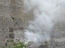 Rauchbombe und Nebelmaschine in Betrieb
  