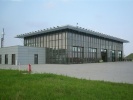 Das glserne Feuerwehrhaus der Flughafenfeuerwehr.
  