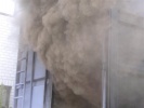 Brandbungscontainer: Dicker pulsierender Rauch ko...
  