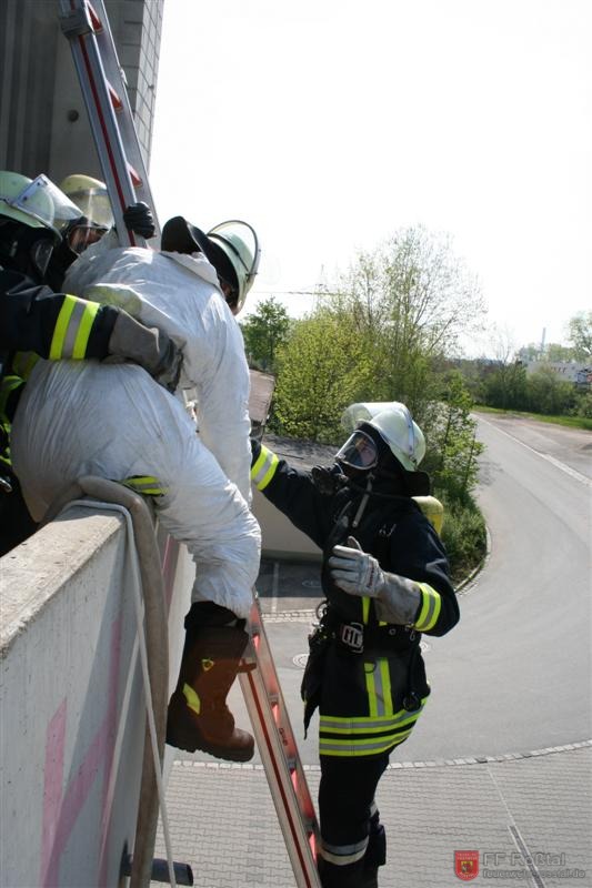 Bild 17 von 29 Nachdem der Chemiemitarbeiter versuchte, eigenhändig seinen Kollegen aus dem Gebäude zu retten, wurde er durch die giftigen Dämpfe bewusstlos und drohte von der Brüstung abzustürzen.