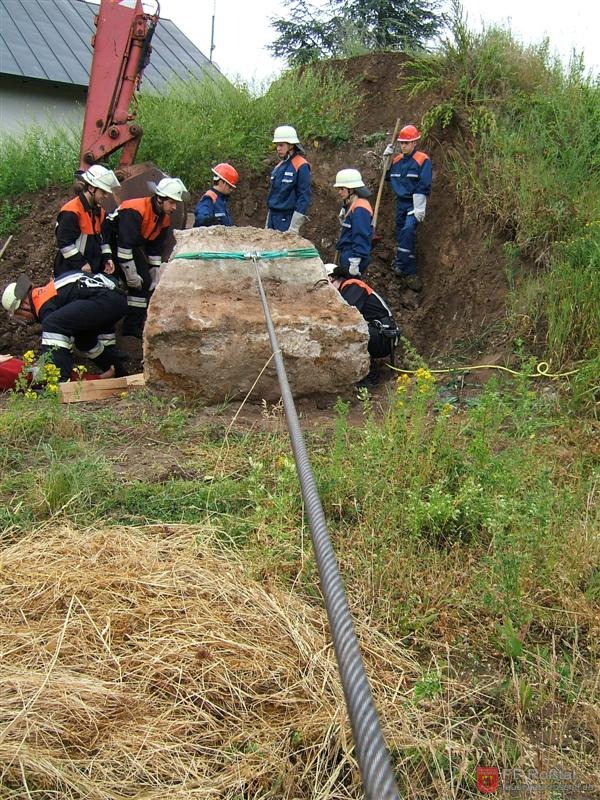 Bild 3 von 26 Erster Einsatz: Verschüttete Person. Seilwinde und Luftheber werden benötigt