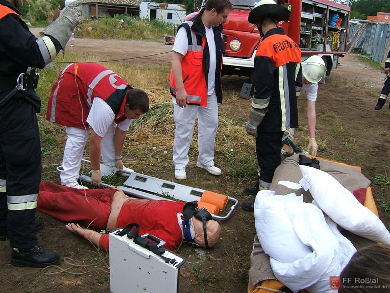 Bild 4 von 26 Nach der Rettungsaktion wird die Person vom BRK versorgt