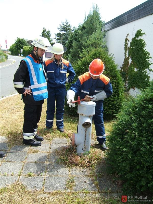 Bild 6 von 26 Den Jugendlichen, die teilweise erst wenige Monate bei der Feuerwehr sind, wird alles genau erklärt.