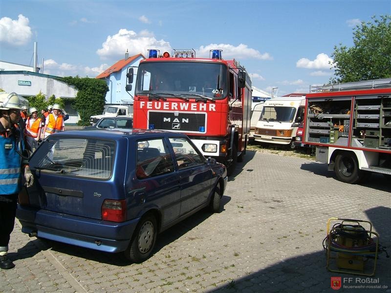 Bild 9 von 26 Verkehrsunfall mit drei eingeklemmten Personen