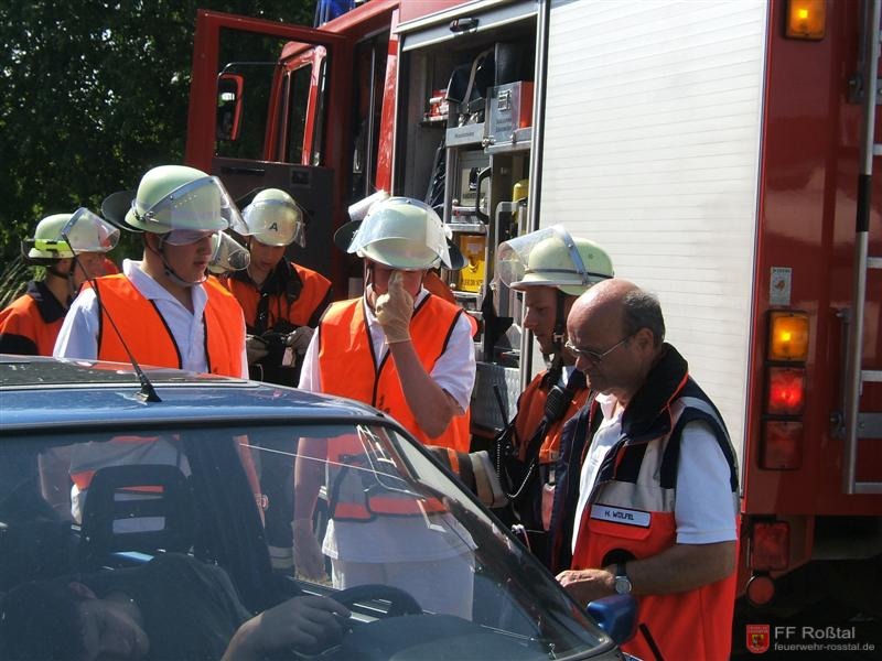 Bild 10 von 26 Lagebesprechung zwischen Feuerwehr und Rettungsdienst