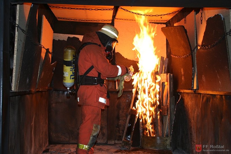 Bild 3 von 15 Entzünden des Feuers. Die Spanplatten an den Wänden gasen bei der Hitze aus, und ermöglich damit erst die Ausbildung von Flash-Overn.