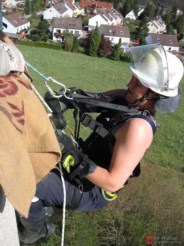 Bild 6 von 15 Abseilübung am Wassertum in Buchschwabach, Höhe ca. 28 Meter