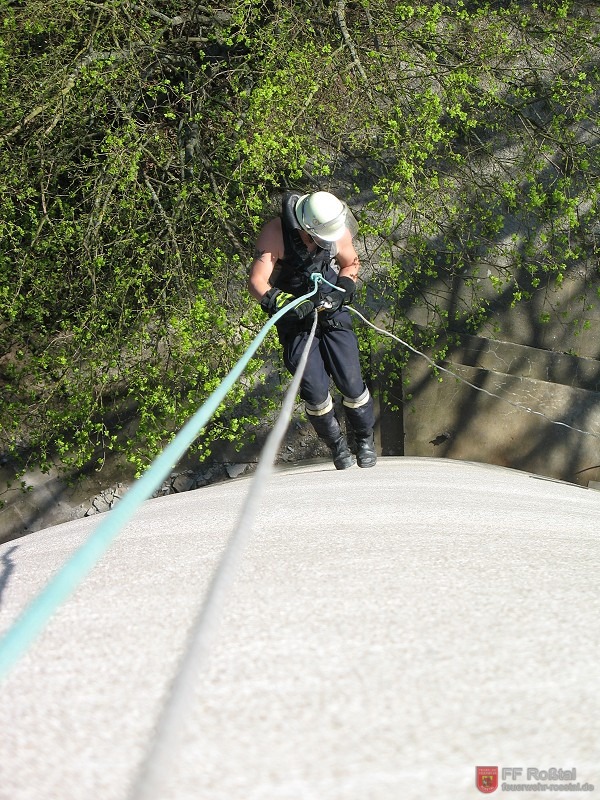 Bild 7 von 15 Abseilübung am Wassertum in Buchschwabach, Höhe ca. 28 Meter