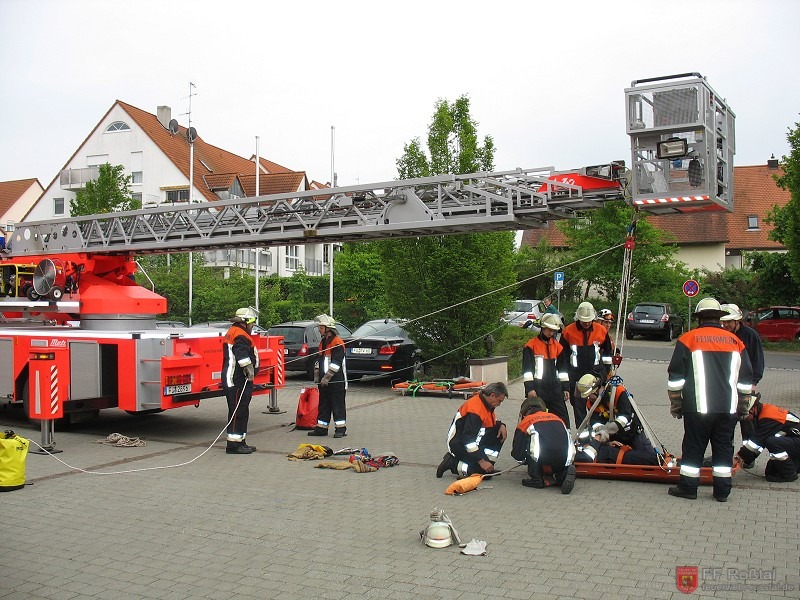 Bild 9 von 15 Üben mit der Schleifkorbtrage und Flaschenzug an der Drehleiter