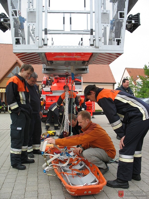 Bild 10 von 15 Üben mit der Schleifkorbtrage und Flaschenzug an der Drehleiter