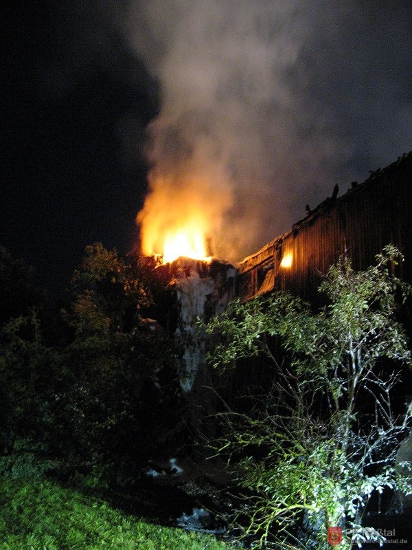 Bild 22 von 24 An einigen Stellen flammte das Feuer immer wieder auf.