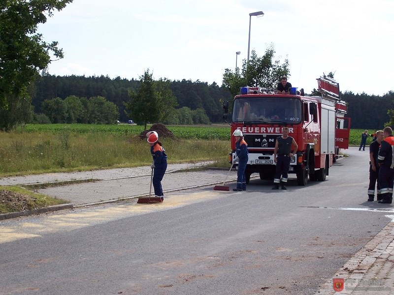 Bild 1 von 16 Ölspur (Wasser) wird mit Ölbindemittel (Sägespäne) abgebunden