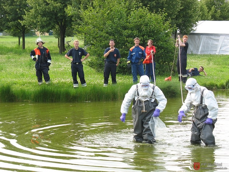 Bild 8 von 16 Bergen eines toten Wasservogels mit dem Verdacht auf Vogelgrippe