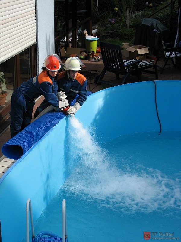 Bild 11 von 16 Befüllen eines Swimmingpools - Beim Ablassen des Pools brach eine Wand wegen des fehlenden Wasserdrucks ein