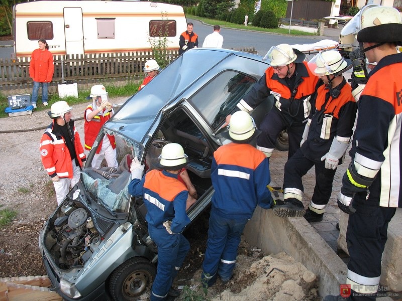 Bild 13 von 16 Verkehrsunfall mit eingeklemmter Person