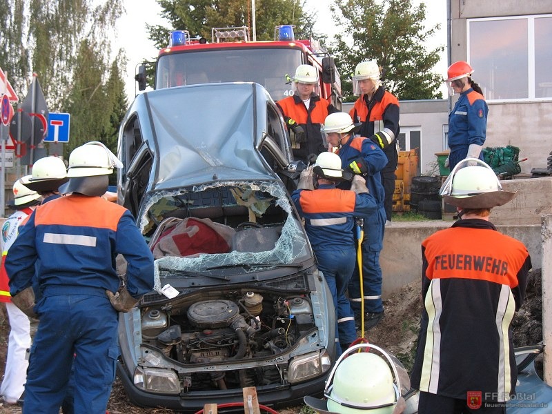 Bild 14 von 16 Verkehrsunfall mit eingeklemmter Person